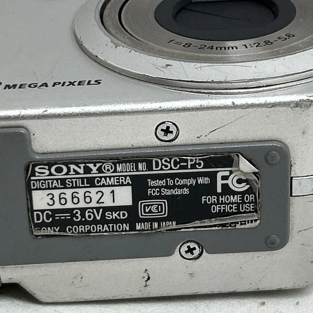 Sony Cyber-shot DSC-P5 3.2MP Digital Camera Silver With Battery no charger PARTS